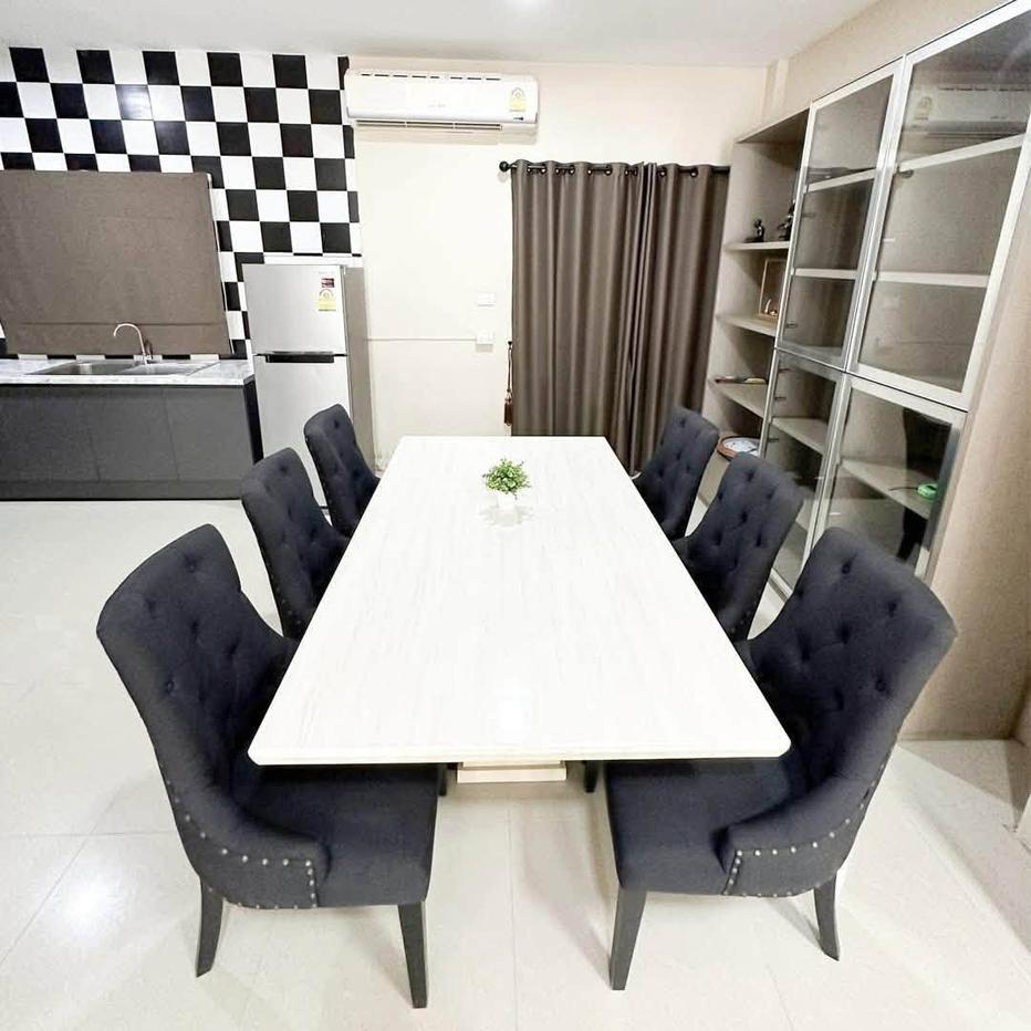 รูป HR3824ให้เช่า ทาวน์โฮม 3 ชั้น หมู่บ้านธนาภิรมย์ (ศรีนครินทร์-วงแหวน) บิ้วอินและเฟอร์นิเจอร์ใหม่ทั้งหลัง พร้อมเข้าอยู่ - รูปที่ 4/9
