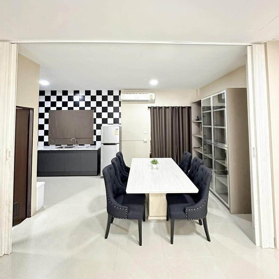 รูป HR3824ให้เช่า ทาวน์โฮม 3 ชั้น หมู่บ้านธนาภิรมย์ (ศรีนครินทร์-วงแหวน) บิ้วอินและเฟอร์นิเจอร์ใหม่ทั้งหลัง พร้อมเข้าอยู่ - รูปที่ 2/9