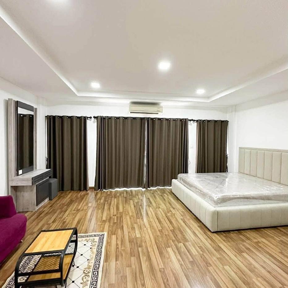 รูป HR3824ให้เช่า ทาวน์โฮม 3 ชั้น หมู่บ้านธนาภิรมย์ (ศรีนครินทร์-วงแหวน) บิ้วอินและเฟอร์นิเจอร์ใหม่ทั้งหลัง พร้อมเข้าอยู่ - รูปที่ 3/9