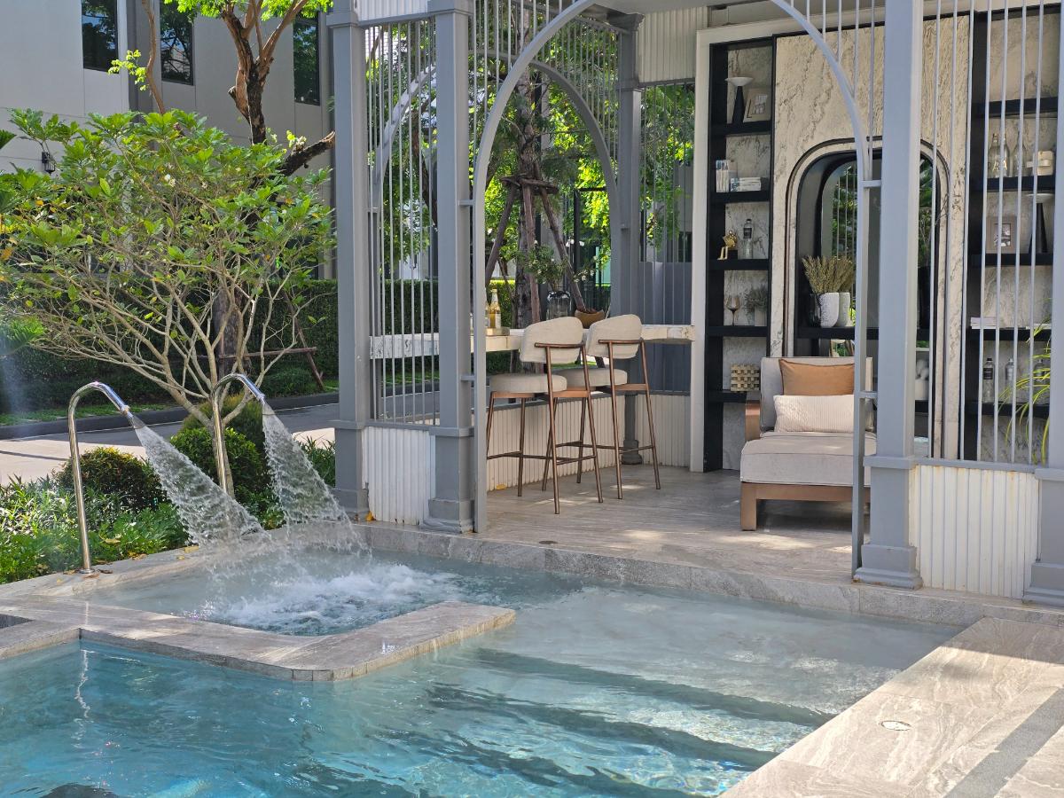 รูป [บ้านในฝันพร้อมอยู่] แกรนด์ บางกอก บูเลอวาร์ด บรมราชชนนี คฤหาสน์ Vittoriano 834 ตร.ม. ที่ดิน 192.5 ตร.วา ทิศใต้ 75.7 ล้านบาท - รูปที่ 4/26