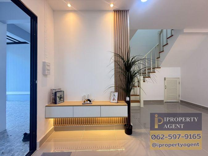 picture Beautiful Minimalist-Style Home, Ready to Move In | Pruksa 12, Khlong Si, Rangsit - 10/17