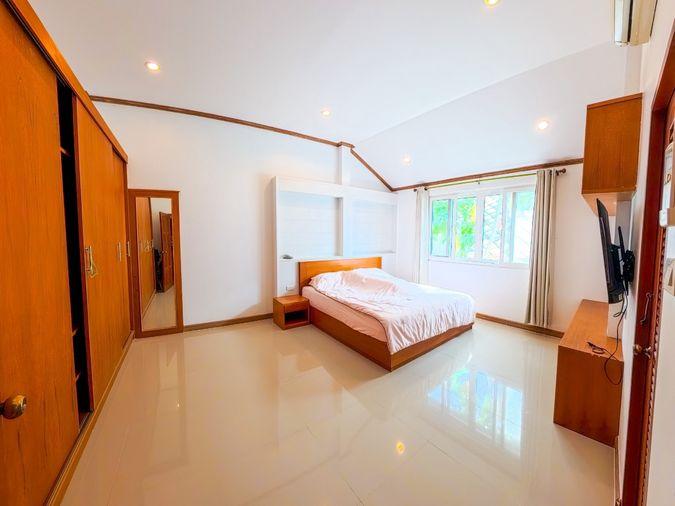 รูป บ้านพร้อมให้เช่าบ้านพูลวิลล่า 2 ชั้น อมรวิลเลจ  6ห้องนอน 4 ห้องน้ำ ห้องครัว ห้องโถงทั้งชั้นบนและชั้นล่าง กว้างขวาง  -แอร์ ทั้งหลัง 9 ตัว - รูปที่ 1/16
