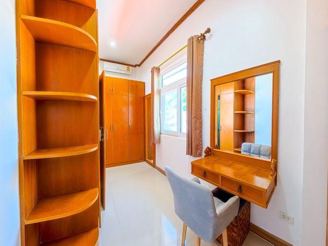 รูป บ้านพร้อมให้เช่าบ้านพูลวิลล่า 2 ชั้น อมรวิลเลจ  6ห้องนอน 4 ห้องน้ำ ห้องครัว ห้องโถงทั้งชั้นบนและชั้นล่าง กว้างขวาง  -แอร์ ทั้งหลัง 9 ตัว - รูปที่ 9/16