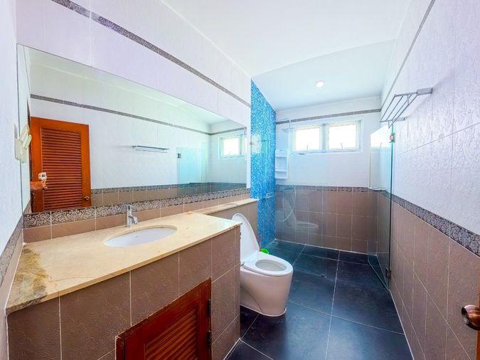 รูป บ้านพร้อมให้เช่าบ้านพูลวิลล่า 2 ชั้น อมรวิลเลจ  6ห้องนอน 4 ห้องน้ำ ห้องครัว ห้องโถงทั้งชั้นบนและชั้นล่าง กว้างขวาง  -แอร์ ทั้งหลัง 9 ตัว - รูปที่ 11/16
