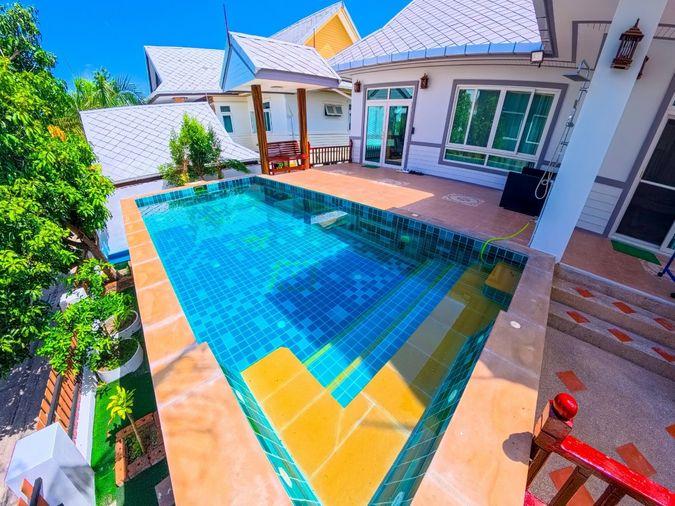 รูป บ้านพร้อมให้เช่าบ้านพูลวิลล่า 2 ชั้น อมรวิลเลจ  6ห้องนอน 4 ห้องน้ำ ห้องครัว ห้องโถงทั้งชั้นบนและชั้นล่าง กว้างขวาง  -แอร์ ทั้งหลัง 9 ตัว - รูปที่ 12/16