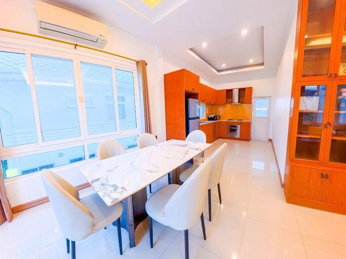รูป บ้านพร้อมให้เช่าบ้านพูลวิลล่า 2 ชั้น อมรวิลเลจ  6ห้องนอน 4 ห้องน้ำ ห้องครัว ห้องโถงทั้งชั้นบนและชั้นล่าง กว้างขวาง  -แอร์ ทั้งหลัง 9 ตัว - รูปที่ 5/16