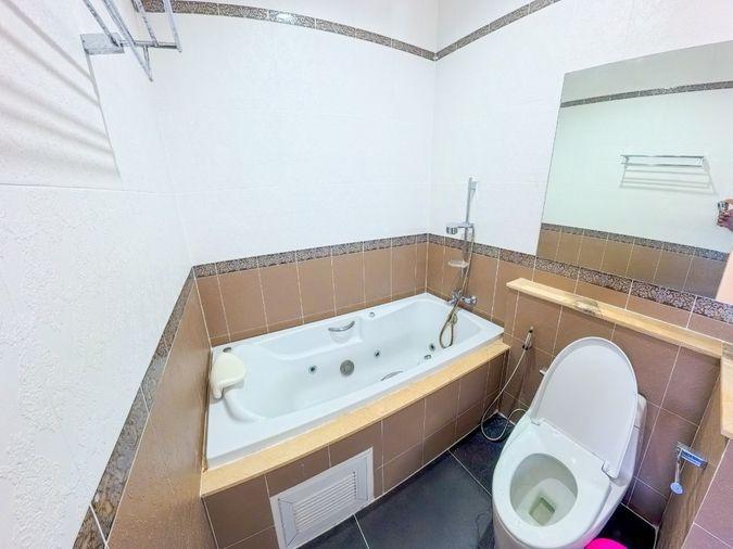 รูป บ้านพร้อมให้เช่าบ้านพูลวิลล่า 2 ชั้น อมรวิลเลจ  6ห้องนอน 4 ห้องน้ำ ห้องครัว ห้องโถงทั้งชั้นบนและชั้นล่าง กว้างขวาง  -แอร์ ทั้งหลัง 9 ตัว - รูปที่ 10/16