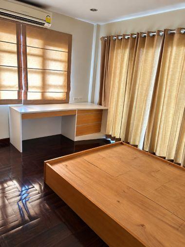 รูป ขายบ้านเดี่ยว 2 ชั้น ลดาวัลย์ ศรีนครินทร์ | แปลงใหญ่ 176 ตร.วา | เหมาะสำหรับผู้ที่ต้องการซื้อเพื่อรีโนเวทและออกแบบบ้านใหม่ตามสไตล์ของตัวเอง   - รูปที่ 9/14