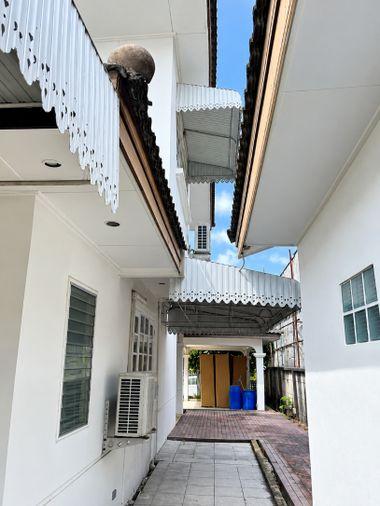 รูป ขายบ้านเดี่ยว 2 ชั้น ลดาวัลย์ ศรีนครินทร์ | แปลงใหญ่ 176 ตร.วา | เหมาะสำหรับผู้ที่ต้องการซื้อเพื่อรีโนเวทและออกแบบบ้านใหม่ตามสไตล์ของตัวเอง   - รูปที่ 5/14