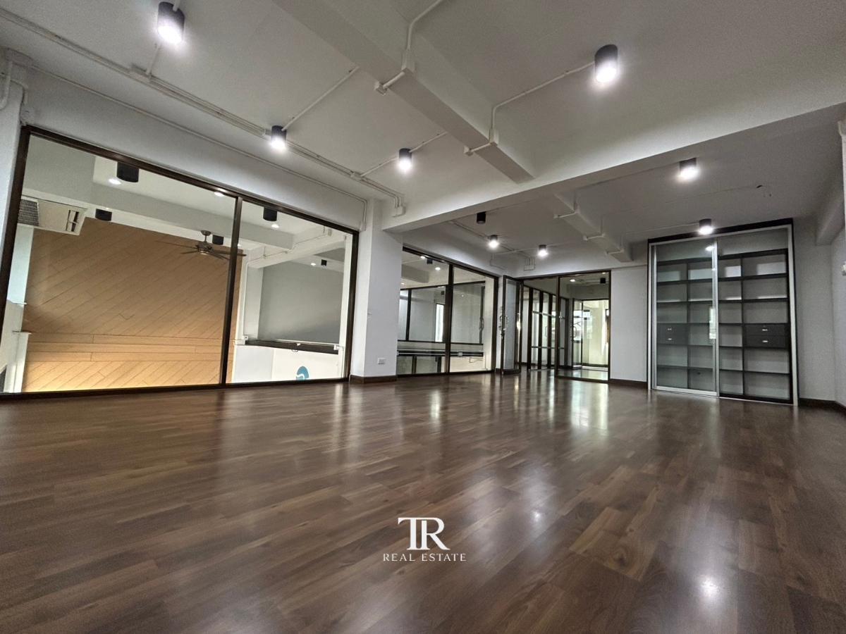 รูป ให้เช่าอาคารสำนักงาน อ่อนนุช 70/1 | พื้นที่ใช้สอย 675 ตร.ม. | จอดรถ 4 คัน | ติดถนน | อ่อนนุช | 90,000 บาท/เดือน | LINE: @944hjngx | รหัส: UE0077 - รูปที่ 7/9