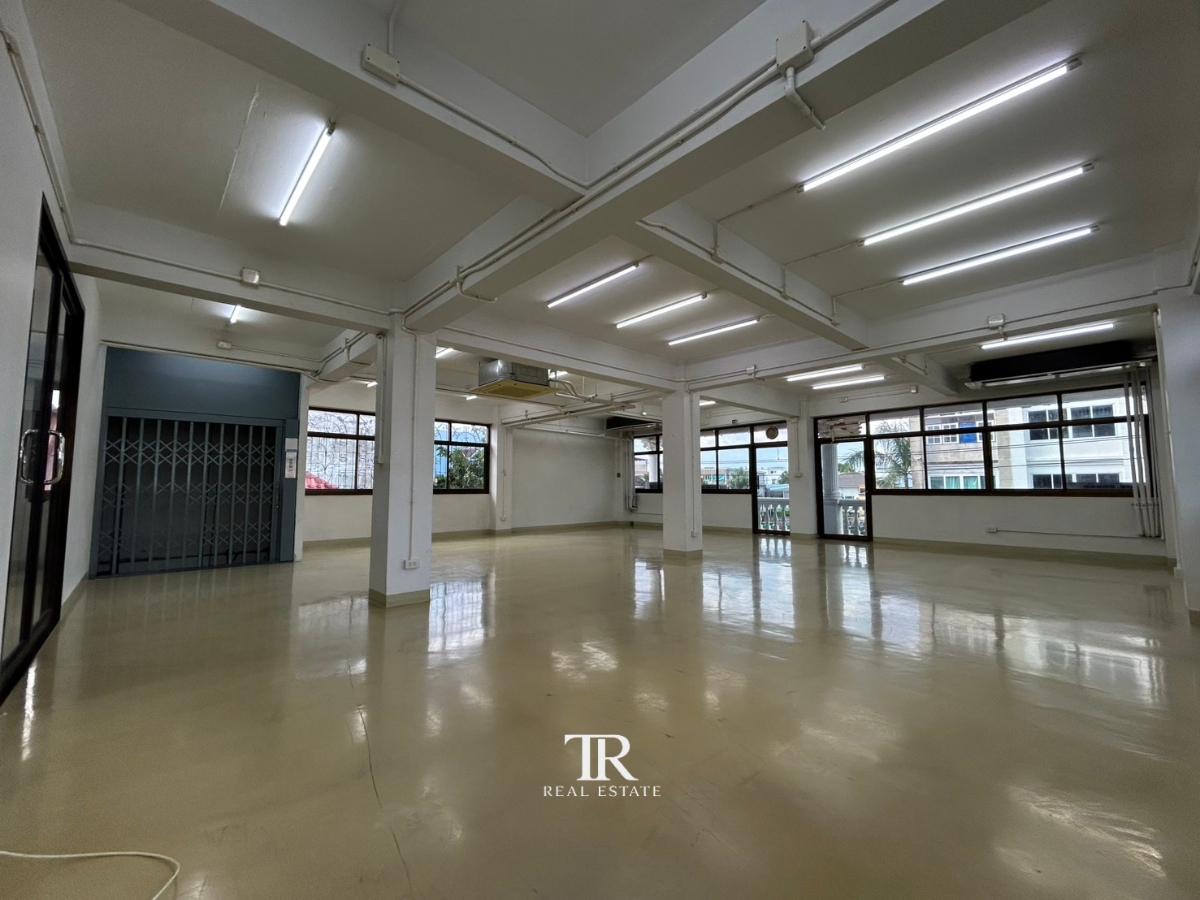 รูป ให้เช่าอาคารสำนักงาน อ่อนนุช 70/1 | พื้นที่ใช้สอย 675 ตร.ม. | จอดรถ 4 คัน | ติดถนน | อ่อนนุช | 90,000 บาท/เดือน | LINE: @944hjngx | รหัส: UE0077 - รูปที่ 8/9