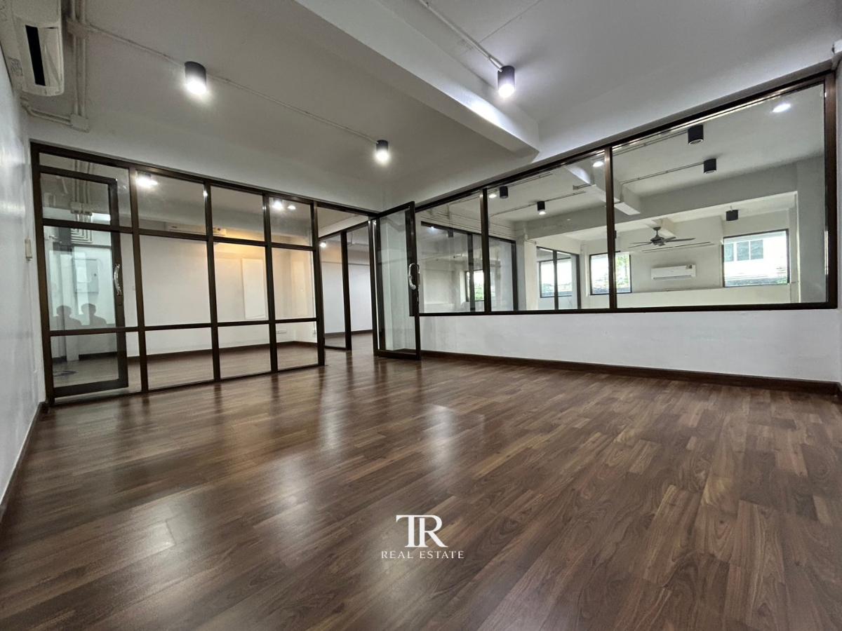 รูป ให้เช่าอาคารสำนักงาน อ่อนนุช 70/1 | พื้นที่ใช้สอย 675 ตร.ม. | จอดรถ 4 คัน | ติดถนน | อ่อนนุช | 90,000 บาท/เดือน | LINE: @944hjngx | รหัส: UE0077 - รูปที่ 9/9