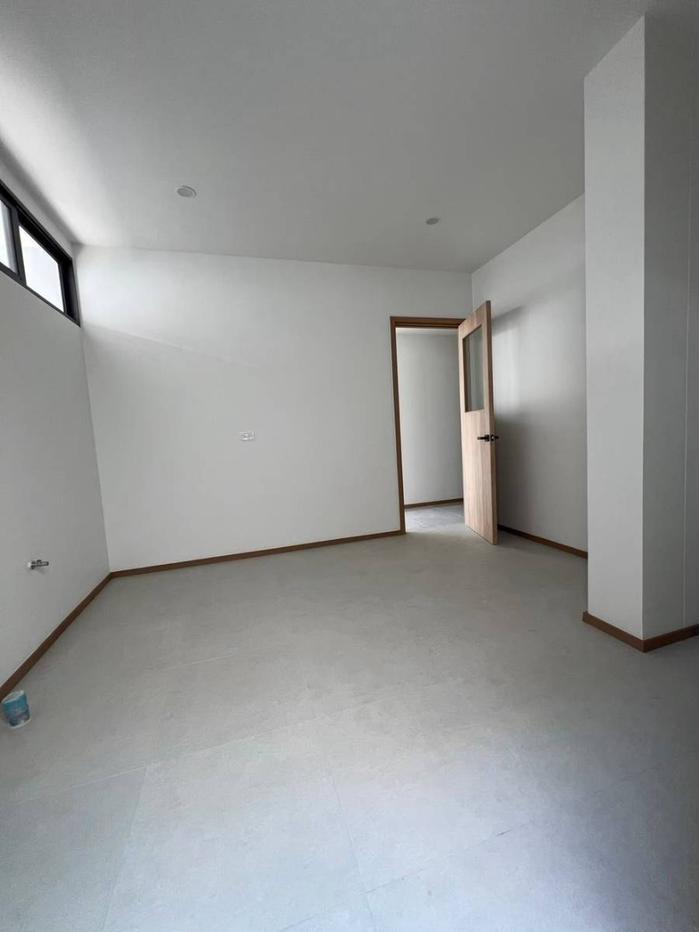 รูป 🏡✨ ขายบ้านเดี่ยวสร้างใหม่ 2 ชั้น สไตล์โมเดิร์น ทำเลใกล้มหาวิทยาลัยเชียงใหม่ ราคา 12.5 ล้านบาท ✨🏡  #C8MG100773 - รูปที่ 3/14