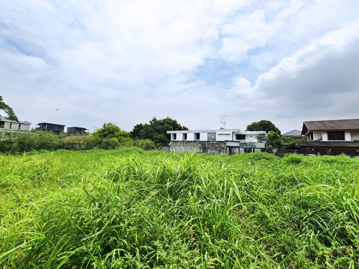 รูป ที่ดินที่สร้างสรรค์บ้านได้ตามที่ต้องการอยู่ในโครงการระดับ Luxury พร้อมสังคมคุณภาพ หมู่บ้านเอื้อสุข ซอยพัฒนาการ 58 เนื้อที่ 200 ตารางวา - รูปที่ 2/6
