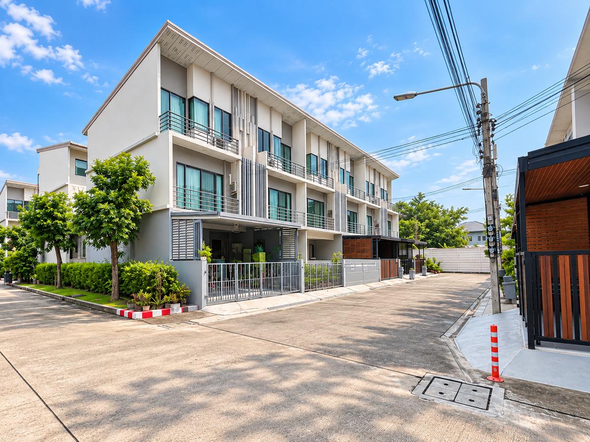 picture 3-Story Townhome for Sale – J Grand Sathorn-Kalapaphruek Project - 4/27