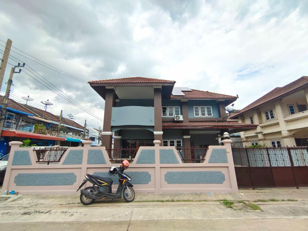 รูป 🔥 ขายบ้านเดี่ยวหลังมุม 64 ตร.ว. เฉลิมพระเกียรติ ร.9 ซ.28 | 4 ห้องนอน | Solar Cell | จอดรถได้ 8 คัน | เพียง 5.5 ล้านบาท! - รูปที่ 1/16