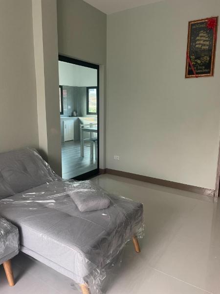 รูป บ้านเดี่ยวชั้นเดียวให้เช่า ที่ดินกว้าง 122 ตร.ว. ทำเลแม่ยาว เชียงราย | 3 ห้องนอน | 18,000 บาท/เดือน   #5A4-H0292 - รูปที่ 3/7