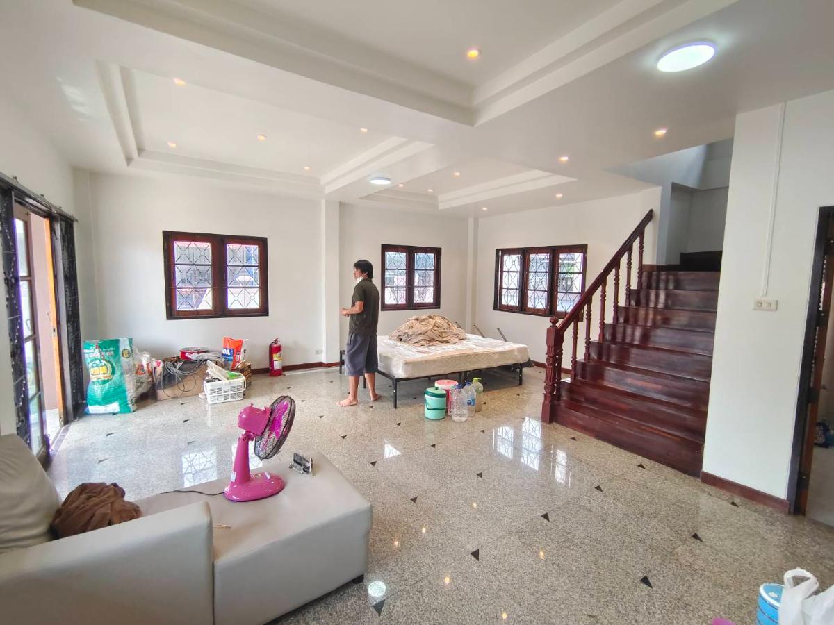 รูป 🔥 ขายบ้านเดี่ยวหลังมุม 64 ตร.ว. เฉลิมพระเกียรติ ร.9 ซ.28 | 4 ห้องนอน | Solar Cell | จอดรถได้ 8 คัน | เพียง 5.5 ล้านบาท! - รูปที่ 4/16